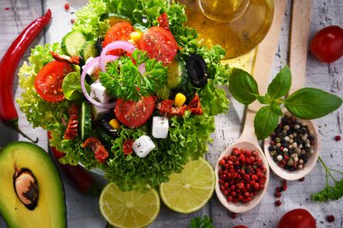 Sebze salatalı kompozisyon. Dengeli diyet.