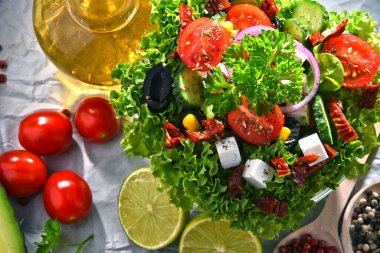 Sebze salatalı kompozisyon. Dengeli diyet.