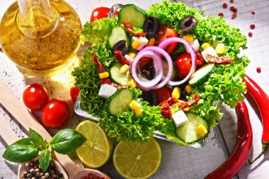 Sebze salatalı kompozisyon. Dengeli diyet.