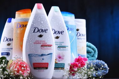 Poznan, Pol - 4 Temmuz 2019: Güvercin ürünleri. 1955 yılında İngiliz pazarına tanıtılan Dove, şu anda Unilever'e ait ve 80'den fazla ülkede satılan bir kişisel bakım markasıdır.