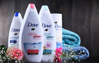 Poznan, Pol - 4 Temmuz 2019: Güvercin ürünleri. 1955 yılında İngiliz pazarına tanıtılan Dove, şu anda Unilever'e ait ve 80'den fazla ülkede satılan bir kişisel bakım markasıdır.