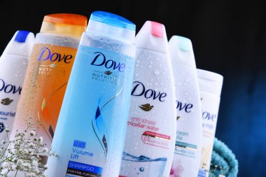 Poznan, Pol - 4 Temmuz 2019: Güvercin ürünleri. 1955 yılında İngiliz pazarına tanıtılan Dove, şu anda Unilever'e ait ve 80'den fazla ülkede satılan bir kişisel bakım markasıdır.