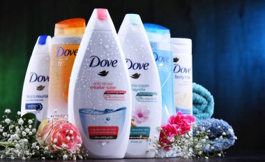 Poznan, Pol - 4 Temmuz 2019: Güvercin ürünleri. 1955 yılında İngiliz pazarına tanıtılan Dove, şu anda Unilever'e ait ve 80'den fazla ülkede satılan bir kişisel bakım markasıdır.