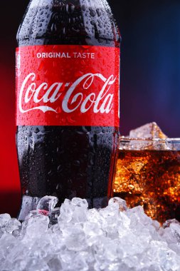 Poznan, Pol - Ağu 13, 2019: Bir şişe ve Coca-Cola bir bardak, Coca-Cola Company tarafından üretilen gazlı meşrubat Merkezi Atlanta, Georgia, ABD