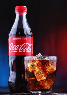 Poznan, Pol - Ağu 13, 2019: Bir şişe ve Coca-Cola bir bardak, Coca-Cola Company tarafından üretilen gazlı meşrubat Merkezi Atlanta, Georgia, ABD