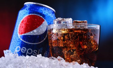 Poznan, Pol - Ağu 13, 2019: Bir can ve Pepsi bir bardak, Pepsico tarafından üretilen ve üretilen bir gazlı meşrubat. İçecek 1893 yılında Brad's Drink adı altında yaratıldı ve geliştirildi.