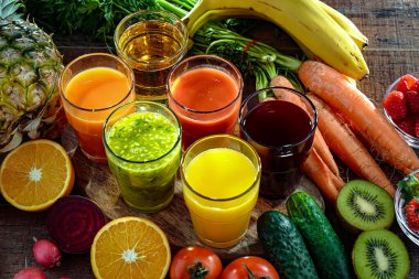 Taze organik sebze ve meyve sularıyla dolu bardaklar. Detoks diyeti