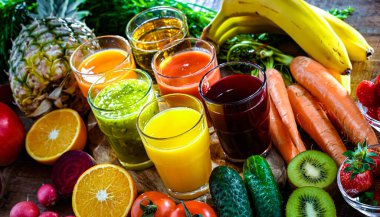 Taze organik sebze ve meyve sularıyla dolu bardaklar. Detoks diyeti