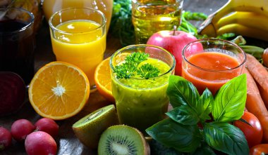 Taze organik sebze ve meyve sularıyla dolu bardaklar. Detoks diyeti