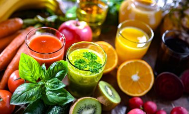 Taze organik sebze ve meyve sularıyla dolu bardaklar. Detoks diyeti