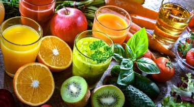 Taze organik sebze ve meyve sularıyla dolu bardaklar. Detoks diyeti