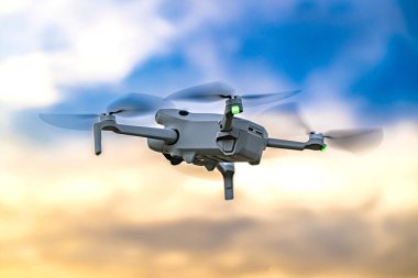 Uçuş sırasında küçük bir dron