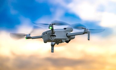 Uçuş sırasında küçük bir dron