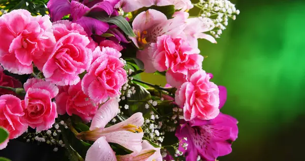 Komposition Mit Bouquet Von Frisch Geschnittenen Blumen Stockfoto