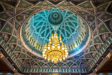 MÜZCAT, OMAN - 20 MAR 2024: Muscat, Umman 'daki Sultan Qaboos Büyük Camiinin İçi