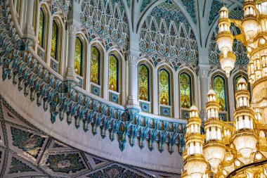 MÜZCAT, OMAN - 20 MAR 2024: Muscat, Umman 'daki Sultan Qaboos Büyük Camiinin İçi