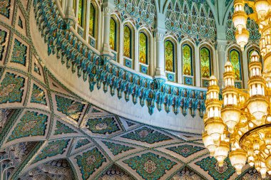 MÜZCAT, OMAN - 20 MAR 2024: Muscat, Umman 'daki Sultan Qaboos Büyük Camiinin İçi