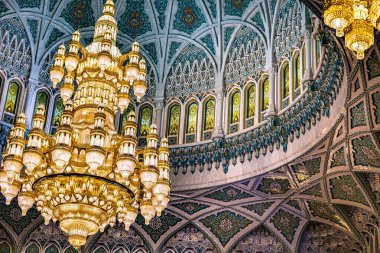MÜZCAT, OMAN - 20 MAR 2024: Muscat, Umman 'daki Sultan Qaboos Büyük Camiinin İçi