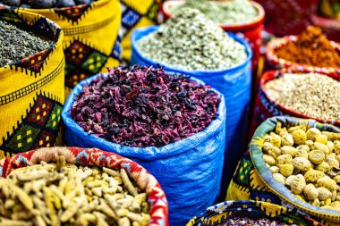 Souq Muttrah, Muscat, Umman 'da çeşitli baharat ve otlar var..