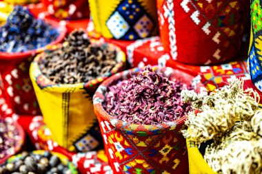 Souq Muttrah, Muscat, Umman 'da çeşitli baharat ve otlar var..