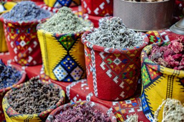 Souq Muttrah, Muscat, Umman 'da çeşitli baharat ve otlar var..