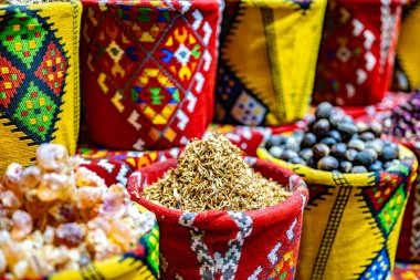 Souq Muttrah, Muscat, Umman 'da çeşitli baharat ve otlar var..