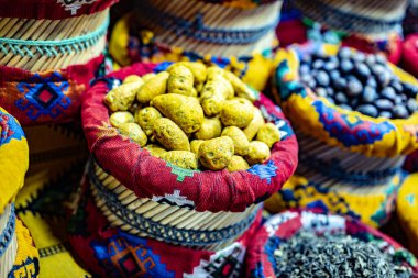 Souq Muttrah, Muscat, Umman 'da çeşitli baharat ve otlar var..