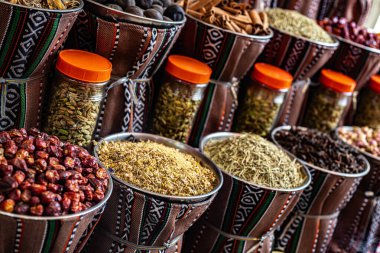 Souq Muttrah, Muscat, Umman 'da çeşitli baharat ve otlar var..