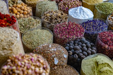 Souq Muttrah, Muscat, Umman 'da çeşitli baharat ve otlar var..