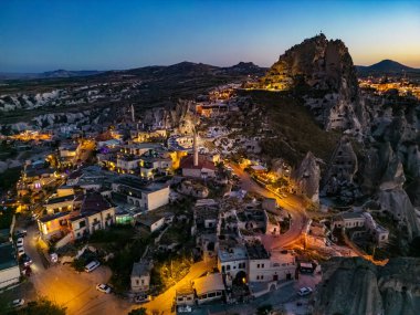 Kapadokya 'nın Nevsehir ilindeki Uchisar Şatosu' nun gün batımından sonra görüntüsü