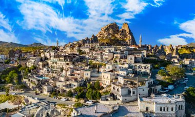 Kapadokya 'nın Nevsehir ilindeki Uchisar Şatosu manzarası.