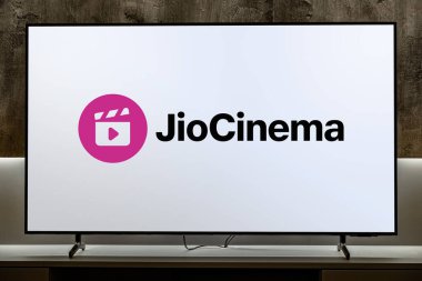 POZNAN, POL - Mayıs 06, 2024: Reliance Industries ve Paramount Global 'in ortak girişimi olan Viacom18' e ait bir Hint aşırı medya yayın servisi olan JioCinema 'nın logosunu gösteren düz ekran TV
