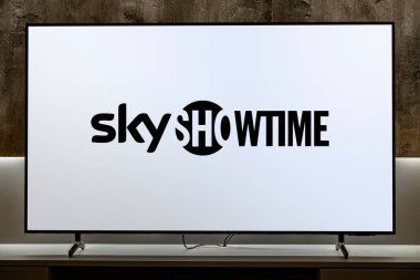 POZNAN, POL - MAYIS 06, 2024: Skytime 'ın bir aboneliği olan düz ekran TV seti