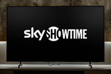 POZNAN, POL - MAYIS 06, 2024: Skytime 'ın bir aboneliği olan düz ekran TV seti