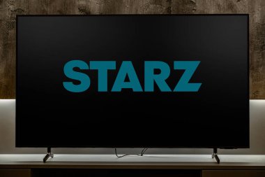 POZNAN, POL - MAYIS 06, 2024: Lionsgate 'e ait bir Amerikan premium kablo ve uydu televizyon kanalı olan Starz' ın logosunu gösteren düz ekran TV