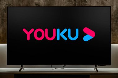 POZNAN, POL - Mayıs 06, 2024: Çin merkezli bir video sunucu servisi olan Youku Tudou 'nun logosunu gösteren düz ekran televizyon