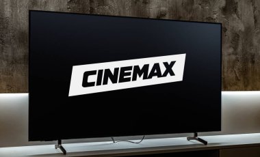 POZNAN, POL - APR 10, 2024: Warner Bros. 'un yan kuruluşu Home Box Office' in sahip olduğu Cinemax, televizyon, kablo ve uydu televizyon ağının logosunu gösteren düz ekran televizyon. Keşif