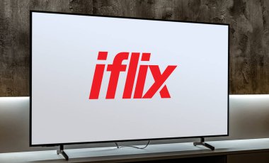 POZNAN, POL - MAYIS 06, 2024: Iflix 'in logosunu gösteren düz ekran TV seti, bir Malezya ücretsiz ve abonelik videosu yeni gelişmekte olan pazarlara odaklandı