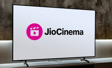 POZNAN, POL - Mayıs 06, 2024: Reliance Industries ve Paramount Global 'in ortak girişimi olan Viacom18' e ait bir Hint aşırı medya yayın servisi olan JioCinema 'nın logosunu gösteren düz ekran TV