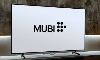 POZNAN, POL - MAYIS 06, 2024: Küresel bir yayın platformu olan Mubi 'nin logosunu gösteren düz ekran TV seti, yapım şirketi ve film dağıtımcısı