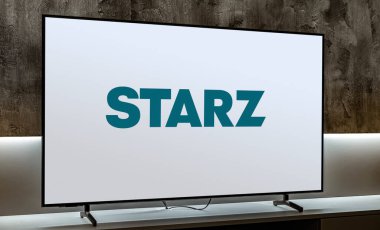 POZNAN, POL - MAYIS 06, 2024: Lionsgate 'e ait bir Amerikan premium kablo ve uydu televizyon kanalı olan Starz' ın logosunu gösteren düz ekran TV