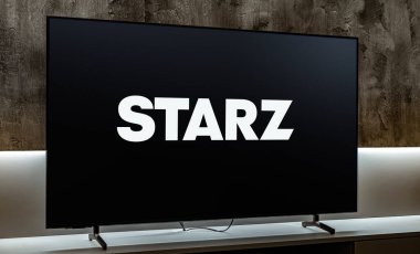 POZNAN, POL - MAYIS 06, 2024: Lionsgate 'e ait bir Amerikan premium kablo ve uydu televizyon kanalı olan Starz' ın logosunu gösteren düz ekran TV