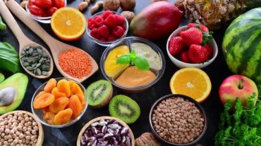 Vegan diyeti temsil eden gıda ürünleri. Vejetaryenlik.