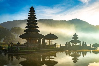 Endonezya, Bali, Bratan Gölü kıyısındaki Ulun Danu Beratan tapınağı.