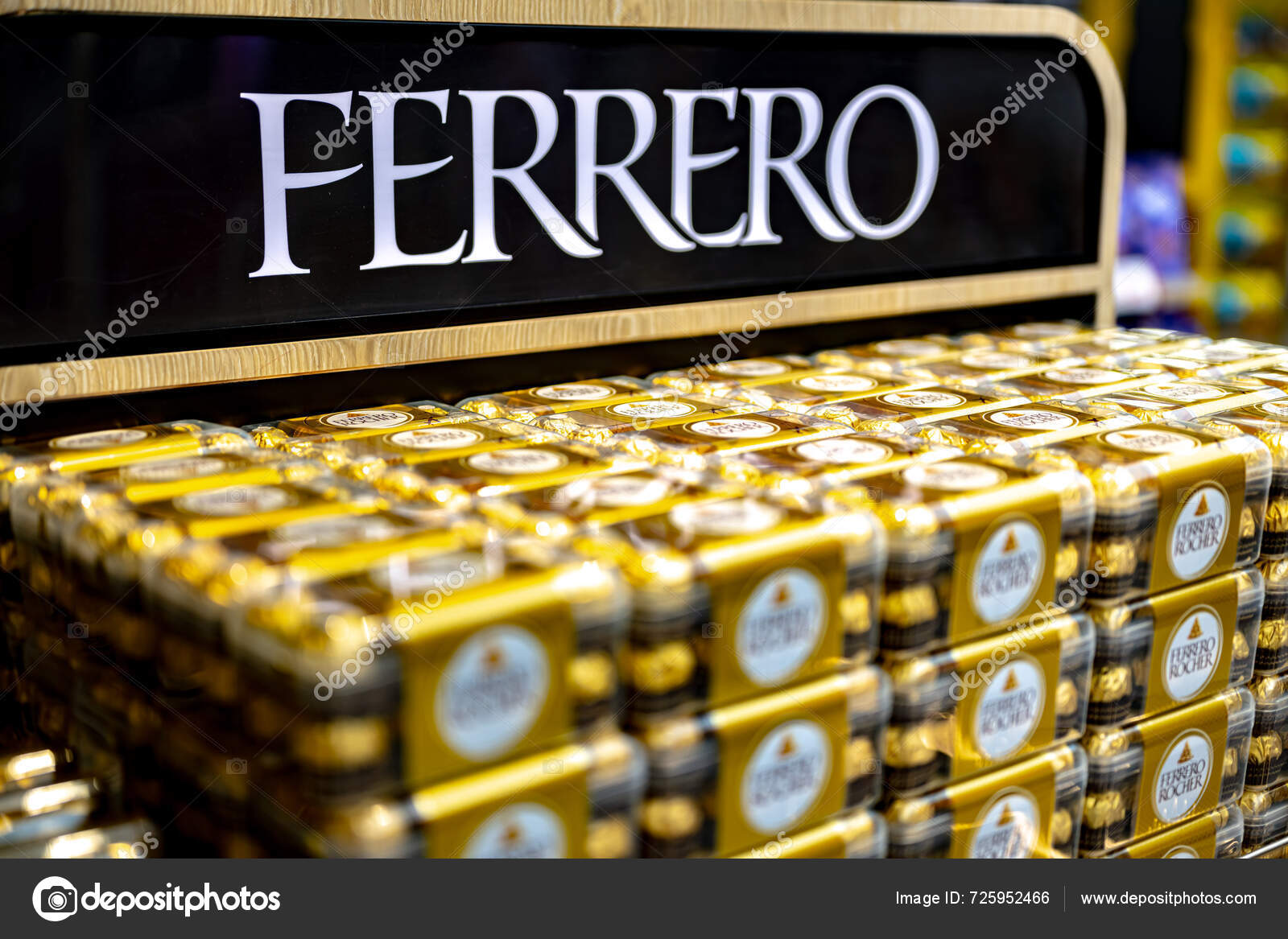 Doha Qatar May 2024 Boxes Ferrero Rocher Premium Chocolate Sweets — Stock Editorial Photo