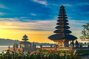 Endonezya, Bali, Bratan Gölü kıyısındaki Ulun Danu Beratan tapınağı.