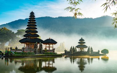 Endonezya, Bali, Bratan Gölü kıyısındaki Ulun Danu Beratan tapınağı.