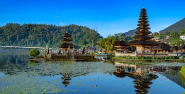 Endonezya, Bali, Bratan Gölü kıyısındaki Ulun Danu Beratan tapınağı.