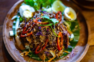 Geleneksel Endonezya gado-gado salatası Bali restoranında satılır.