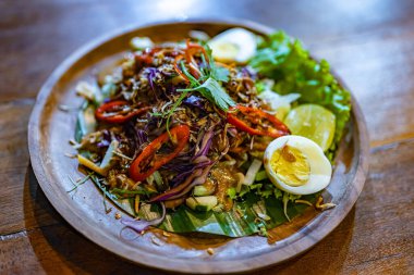 Geleneksel Endonezya gado-gado salatası Bali restoranında satılır.